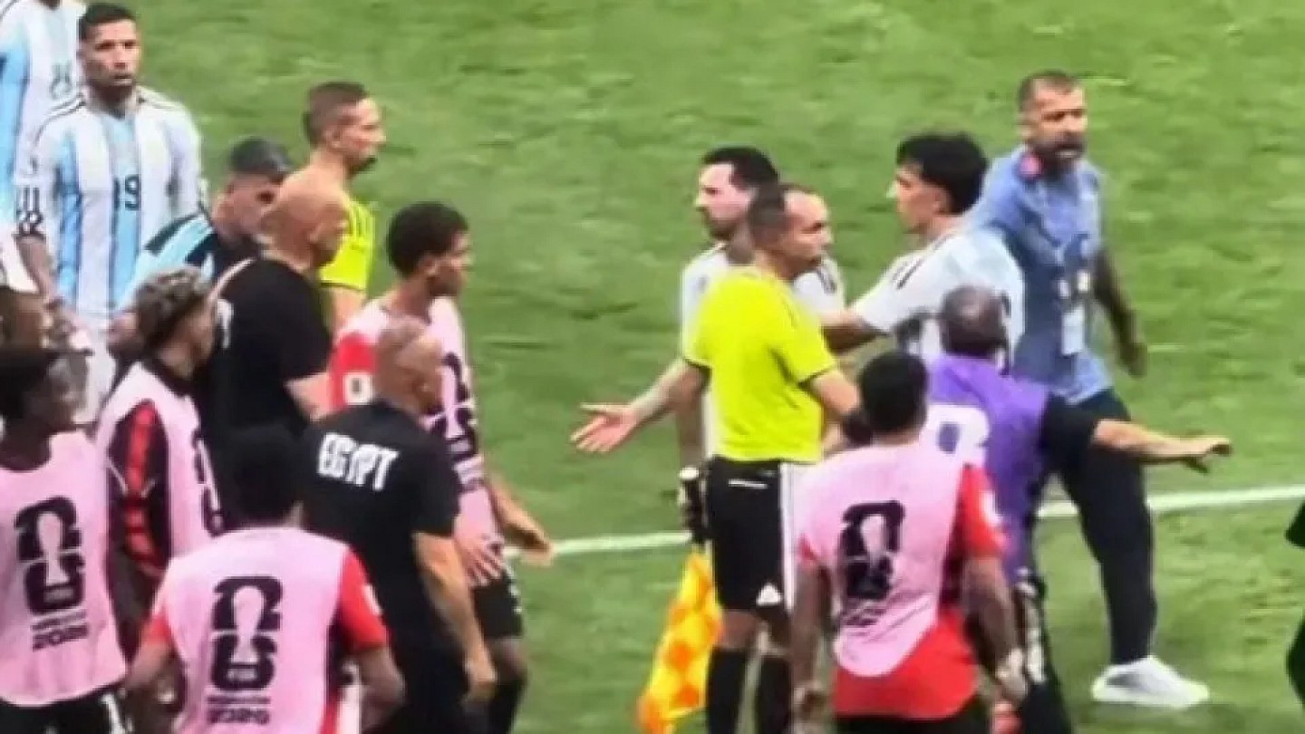 Egypt coach makes controversial gesture to Messi after elimination; look