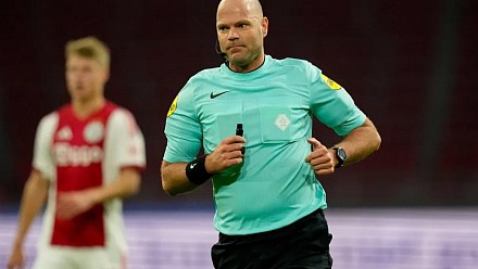 Rob Dieperink, retired World Cup referee, dies after being detained