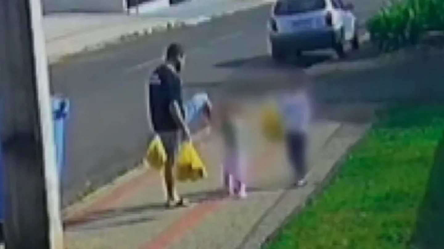 “Revoltada e assustada”: diz mãe de menina que levou chute do pai