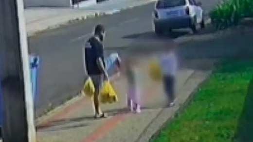 “Revoltada e assustada”: diz mãe de menina que levou chute do pai