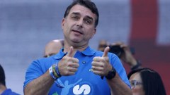 Maioria vê tarifaço de Trump como tentativa de favorecer Flávio Bolsonaro, diz DataFolha