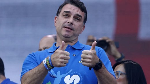 Maioria vê tarifaço de Trump como tentativa de favorecer Flávio Bolsonaro, diz DataFolha