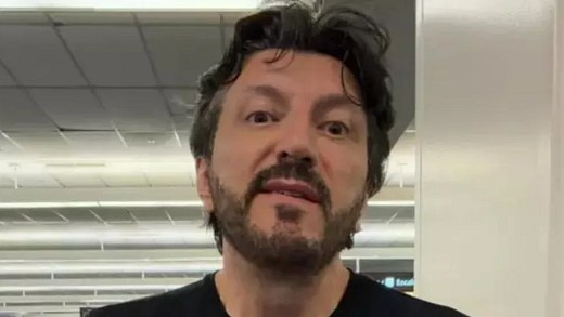 Lito Sousa retorna ao trabalho após internação e se emociona com homenagem