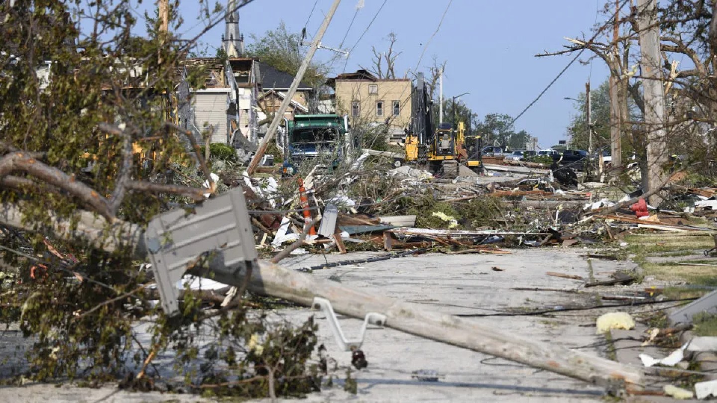 Tornado deixa rastro de destruição e 15 mil sem energia em Wisconsin, EUA
