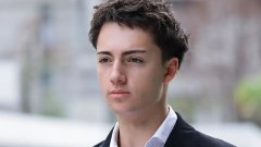 Francês de 19 anos é condenado por lamber canudo em Singapura