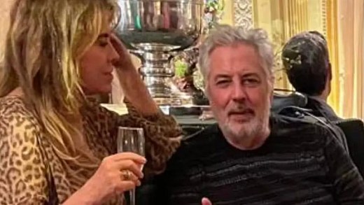 Viúvo de Rita Lee posta mais uma foto em Paris com ex-esposa de Fernando Collor