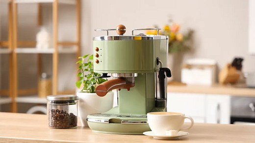O erro de limpeza que cria um antro de germes na sua máquina de café