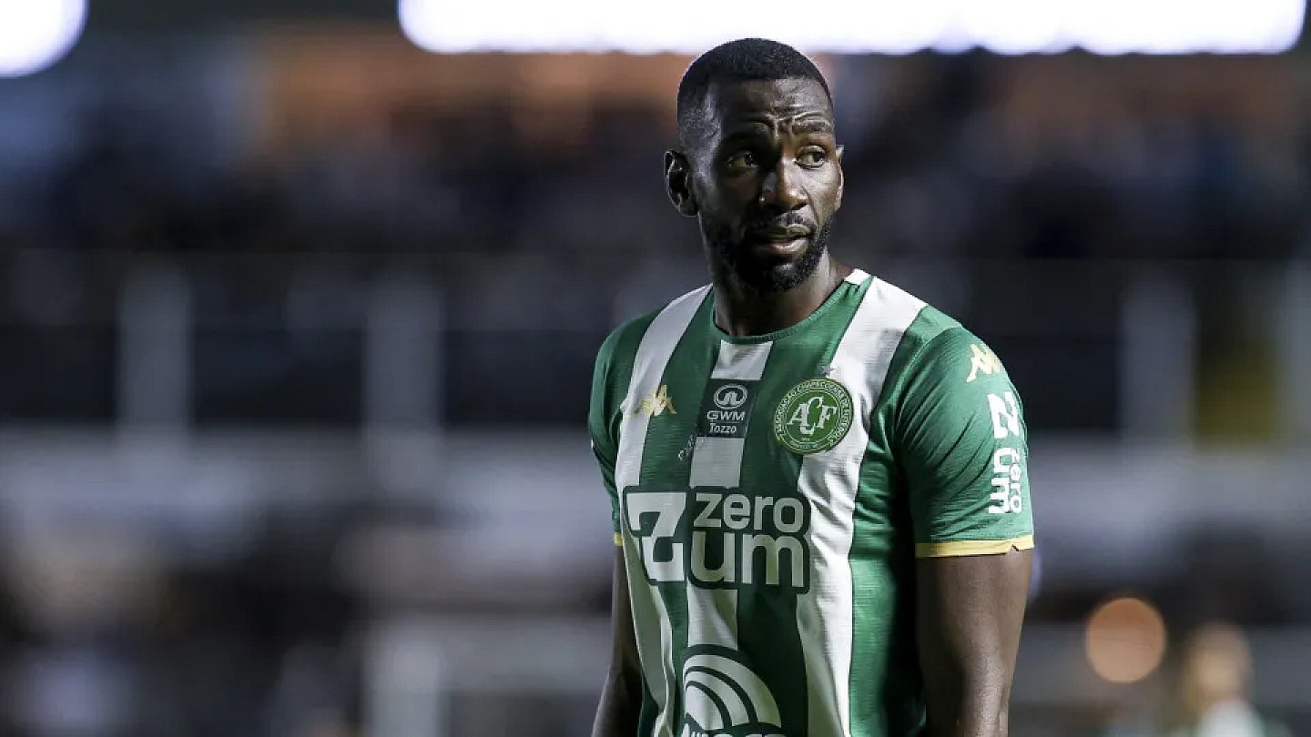 Jogador da Chapecoense é internado com lesão no pâncreas após enfrentar Cruzeiro