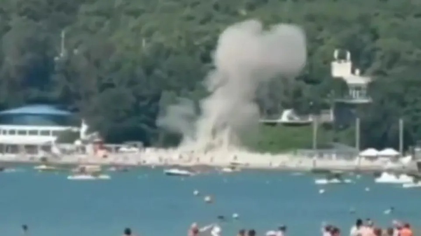 Vídeo mostra queda de drone que matou sete pessoas em praia na Rússia
