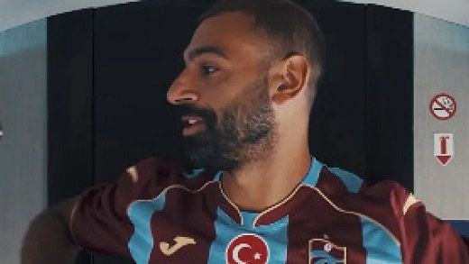 Salah chega à Turquia e veste camisa do Trabzonspor antes de exames