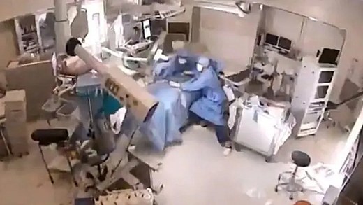 Médicos são surpreendidos por terremoto e protegem paciente em cirurgia