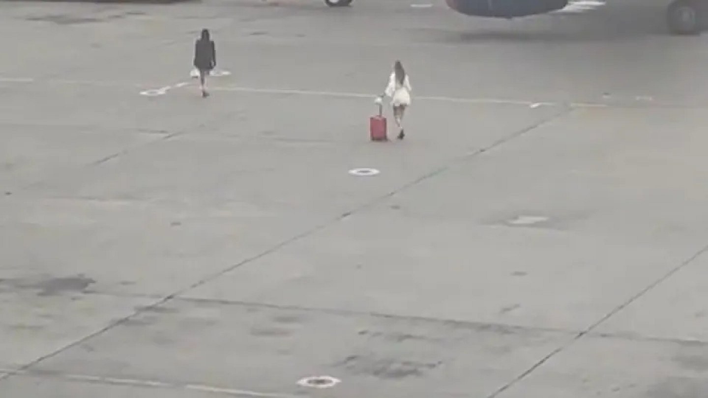 Duas mulheres invadem pista de aeroporto russo após perderem voo