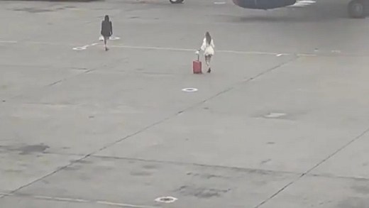 Duas mulheres invadem pista de aeroporto russo após perderem voo