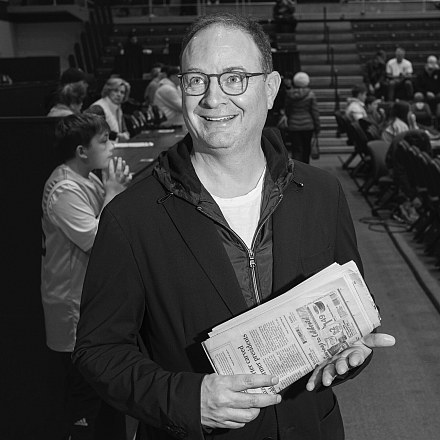 Por que Adrian Wojnarowski sofreu um corte salarial de 99%? Para salvar a equipe que ele ama.