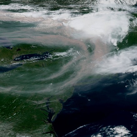 Fumaça de incêndio florestal se espalha pelo Nordeste conforme as temperaturas aumentam