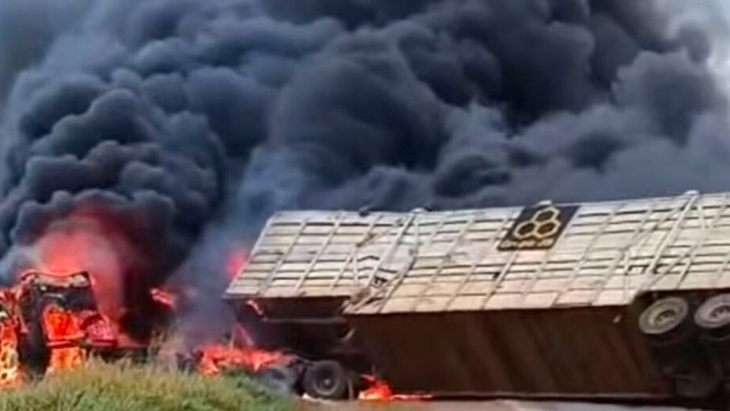 Two die in accident involving a police car, truck and trailer that caught fire in Mato Grosso
