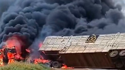 Dois morrem em acidente com viatura da PM, caminhonete e carretas que pegaram fogo em Mato Grosso