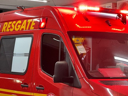 Motorcyclist is distracted, hits the back of a car and is injured in Nova Mutum