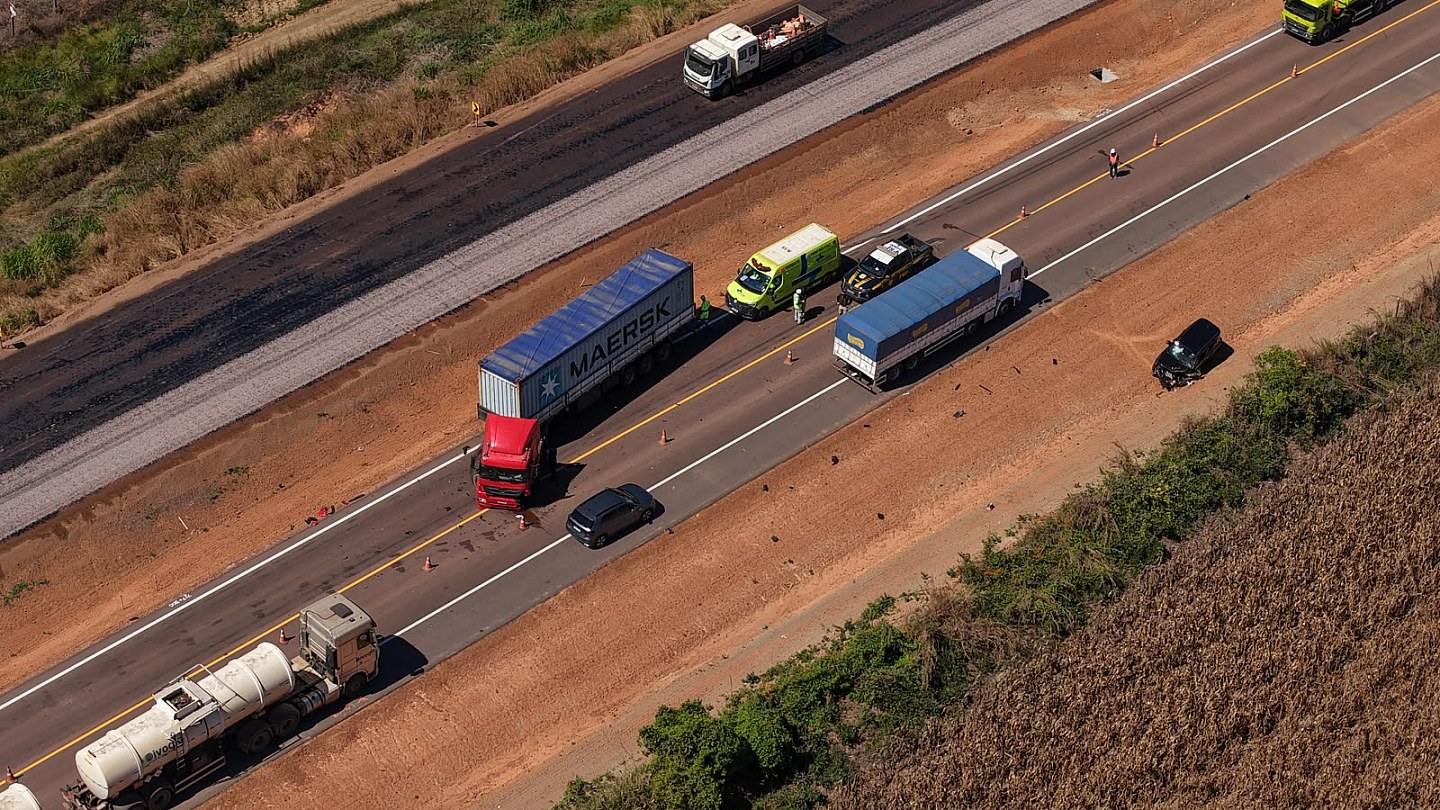 Collision between trailer, truck and car leaves one injured on BR-163 in Sorriso