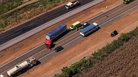 Collision between trailer, truck and car leaves one injured on BR-163 in Sorriso