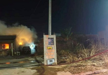 Fire destroys car and hits home in Sinop neighborhood